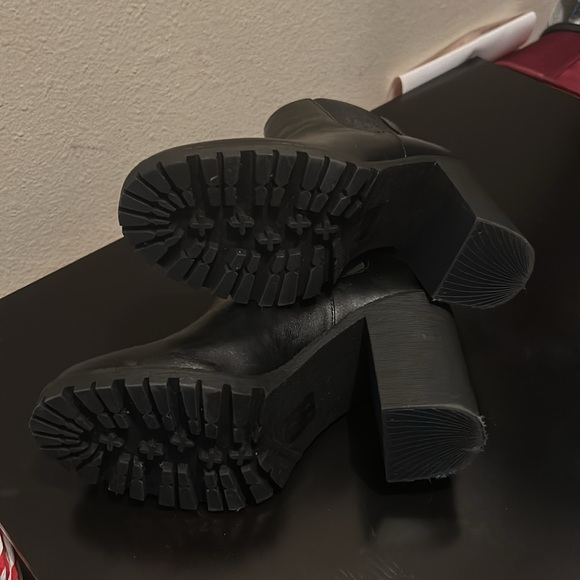 Black boots - Picture 2 of 3